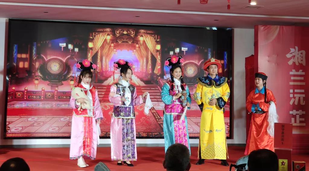 小品《甄嬛歪传》-乐动体育在线_乐动(中国)茶旅天心分公司.jpg